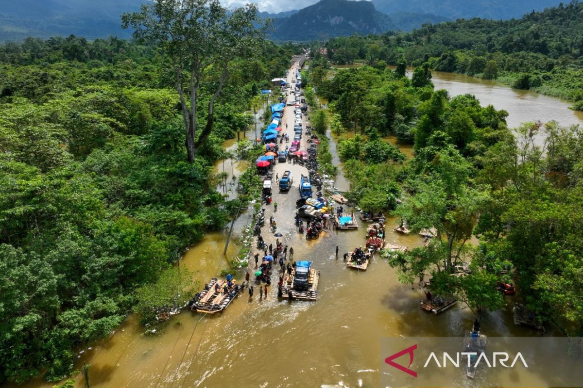 Ratusan kendaraan terjebak akibat banjir bandang Sungai Lalindu di Konawe Utara