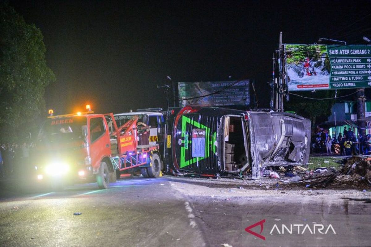 Bus bawa pelajar SMK Lingga Kencana Depok kecelakaan di Subang