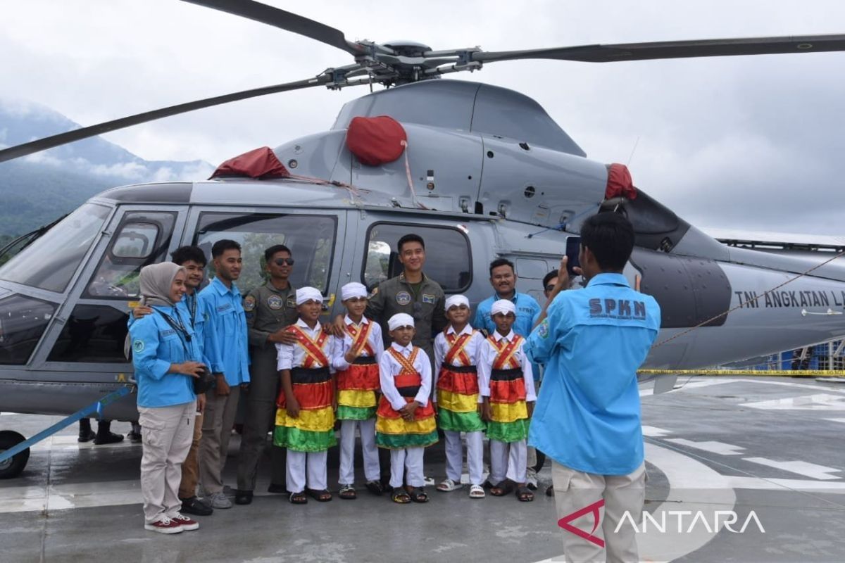 Kapal markas Operasi Trisila sandar di Bacan, Halmahera Selatan gelar "open ship"