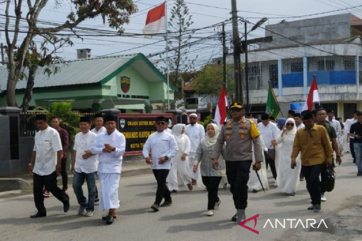 Wali Kota Tanjung Balai jalan kaki ikut pawai taaruf MTQN ke 56