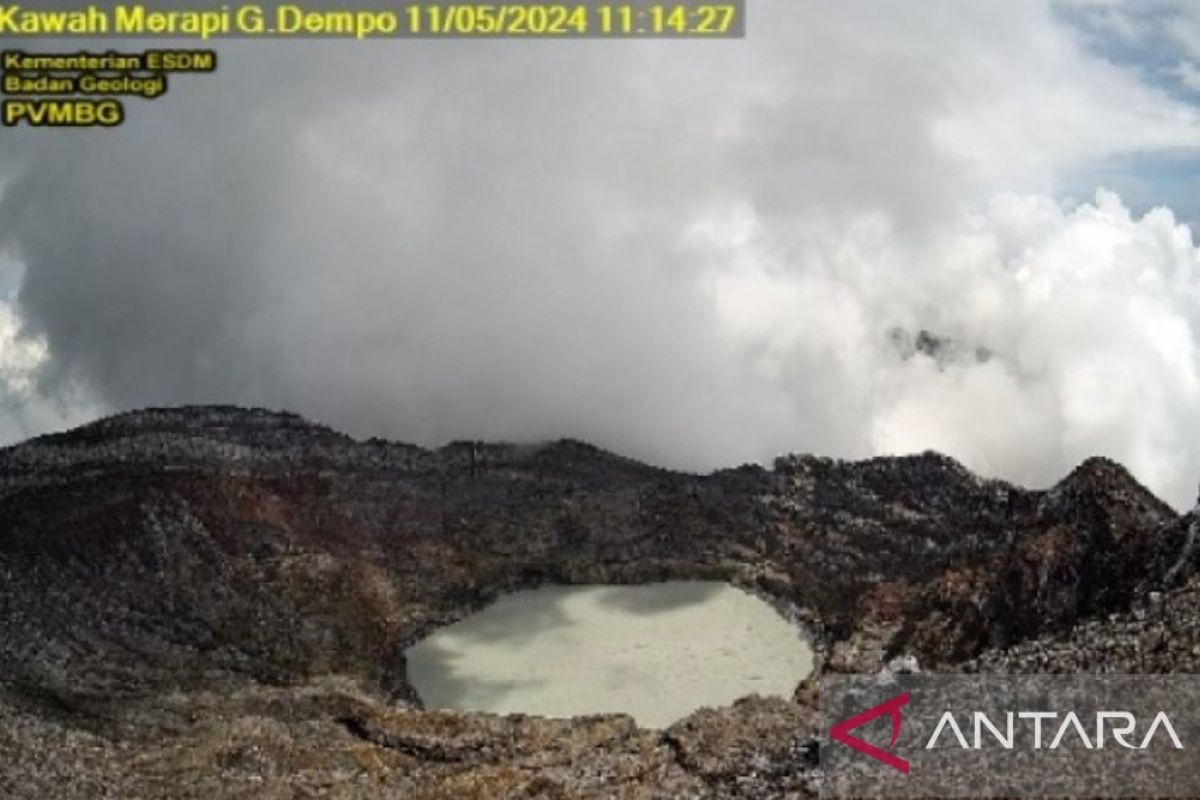 Meski danau berubah warna, Gunung Dempo masih berstatus Waspada