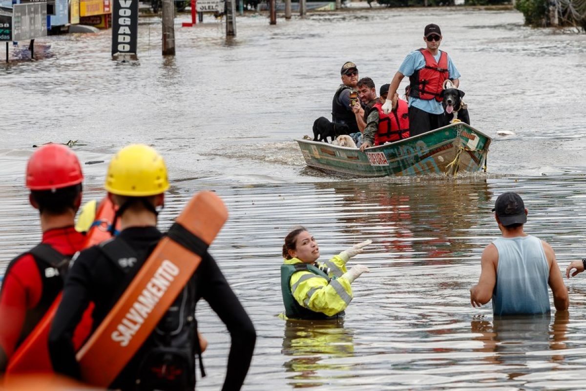 Sebanyak 150 orang meninggal dan 112 lainnya hilang akibat banjir di Brazil