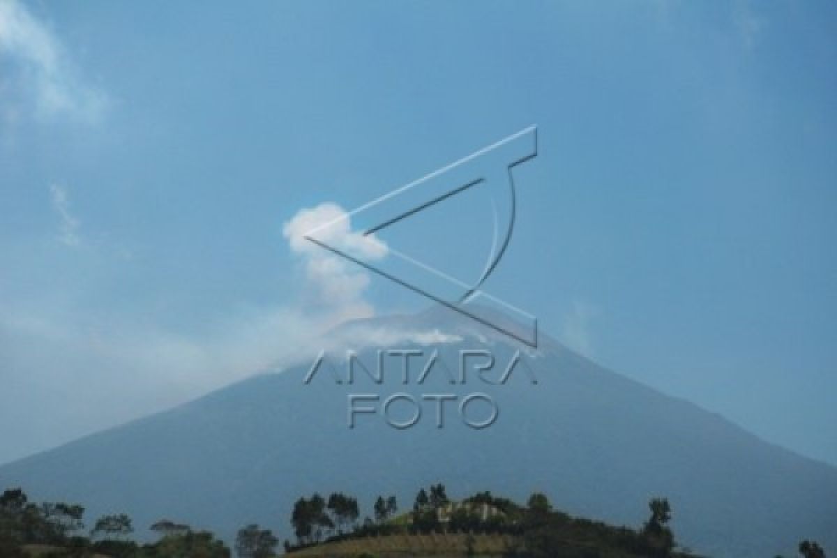 Gunung Slamet di Jawa Tengah mengalami peningkatan aktivitas gempa