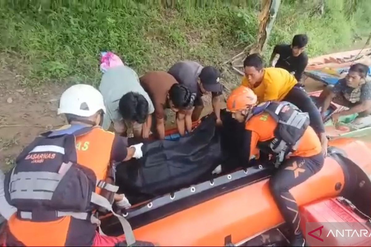 Tim SAR Jambi mengevakuasi korban tenggelam di Sungai Batanghari