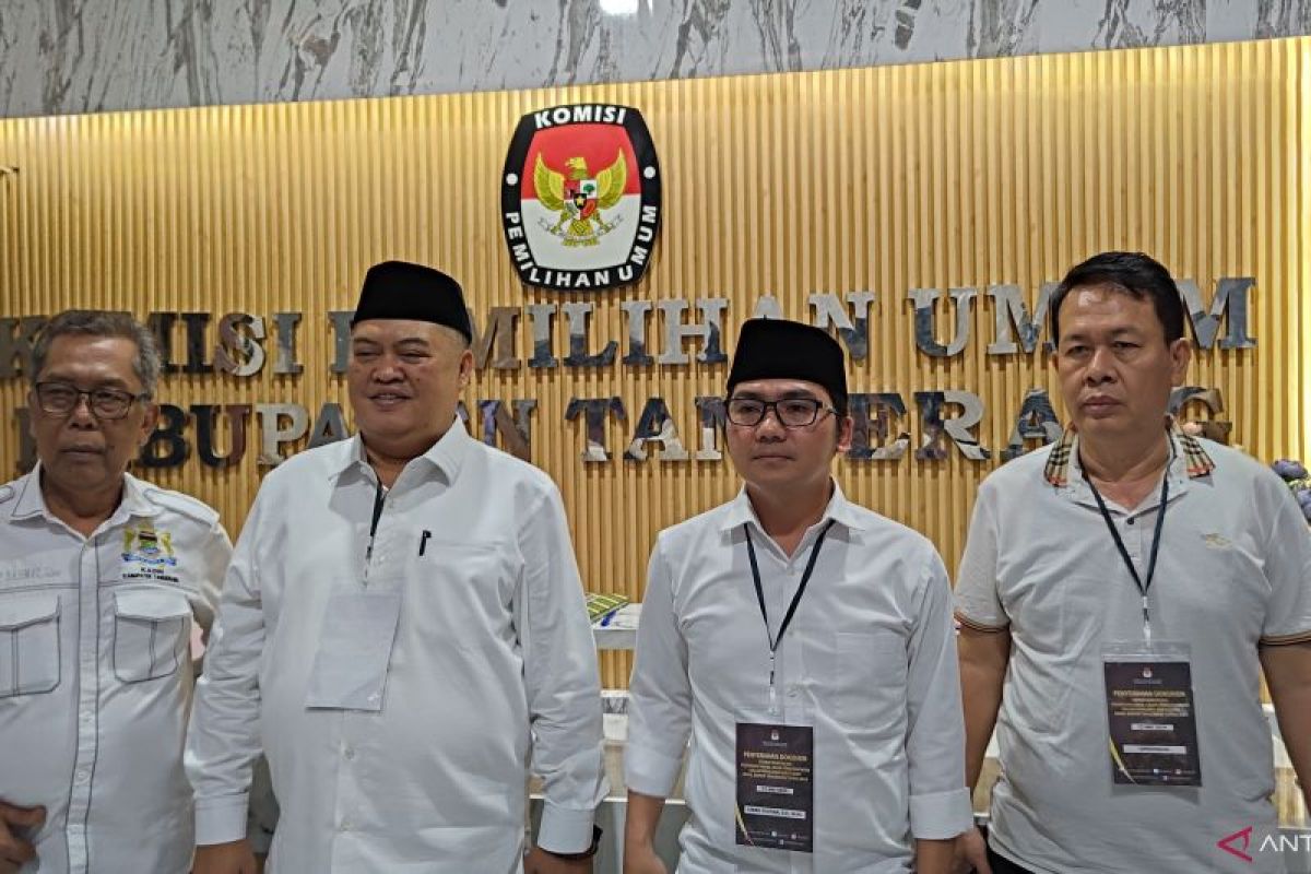 Zulkarnain-Lerru serahkan berkas pendaftaran perseorangan ke KPU Tangerang