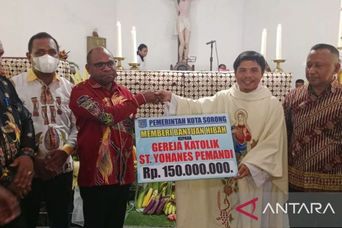 Wali Kota Sorong hibahkan Rp150 juta untuk bangun Gereja Katolik Klasaman