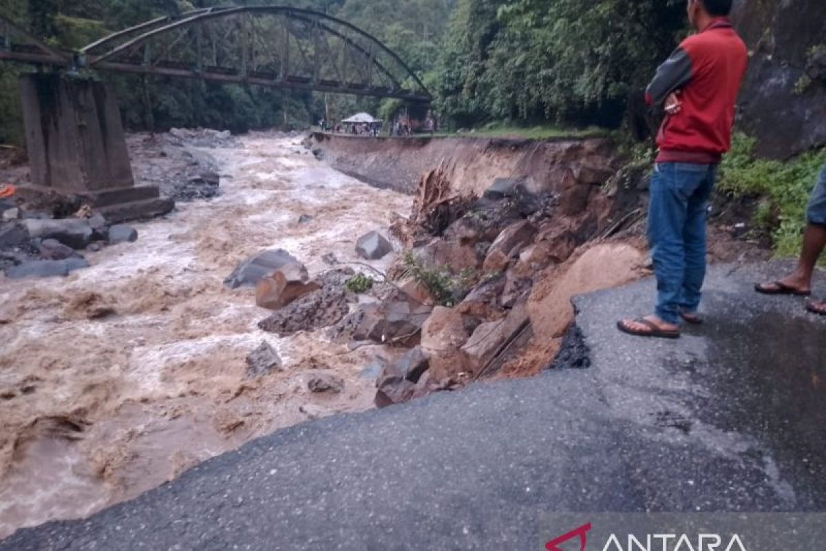 Sebanyak 14 orang meninggal dunia akibat banjir bandang di Sumbar