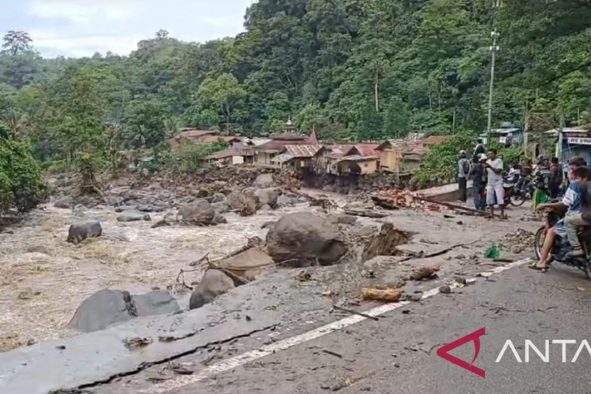 Polisi pastikan jalan Padang-Bukittinggi via Padang Pariaman terputus ...