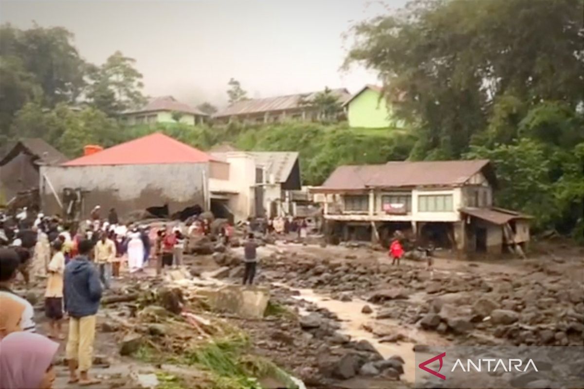 Jumlah korban meninggal akibat banjir di Agam Sumbar bertambah lagi jadi 15 orang