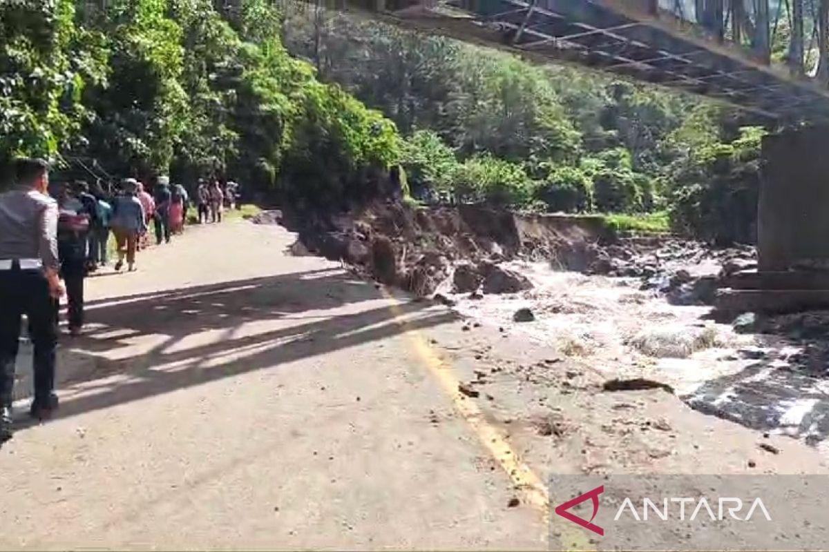 Dua jalur utama provinsi Sumbar lumpuh akibat bencana alam