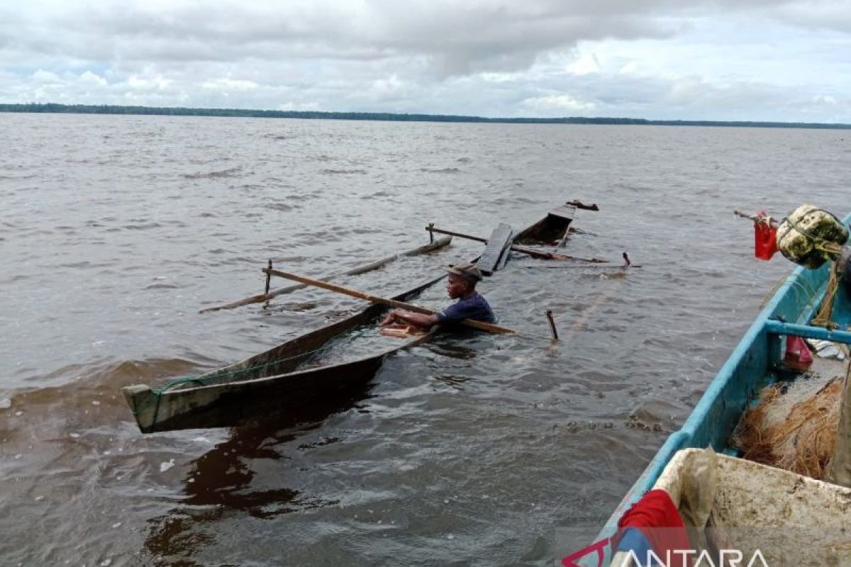 Babinsa selamatkan perahu nelayan tenggelam di Pantai Metemani Sorsel