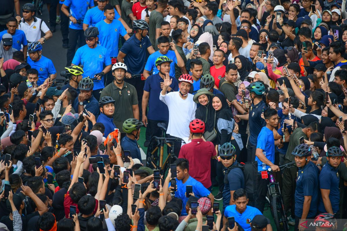 Presiden Jokowi bersepeda bersama masyarakat di kawasan Sudirman-Thamrin Minggu pagi