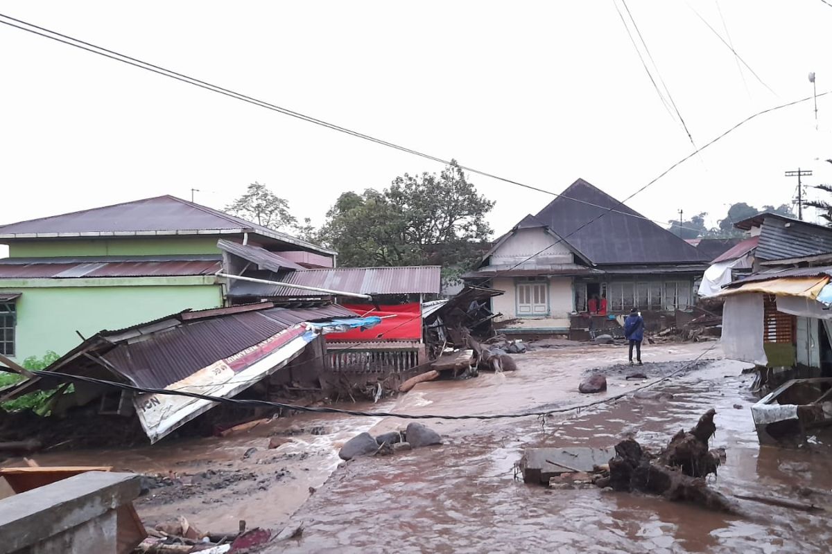 14 orang meninggal dunia akibat banjir bandang di Sumbar