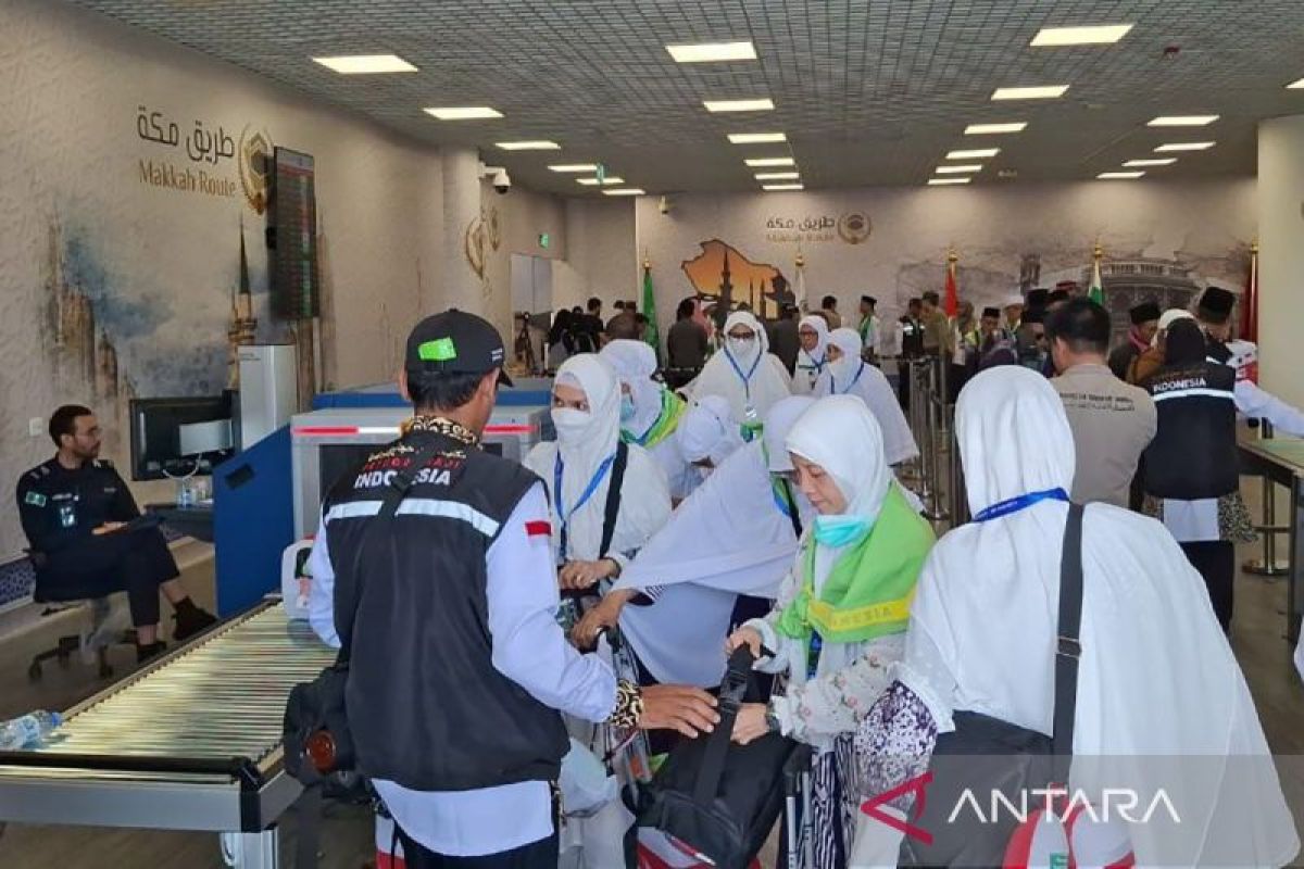 Info Haji 2024  -  Jamaah calon haji kloter pertama tiba di Madinah