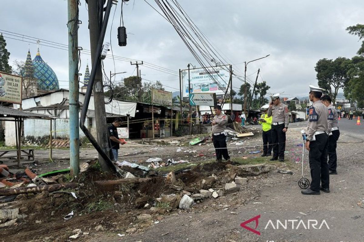 Polres Subang dan Polda Jabar lakukan olah TKP bus terguling di Ciater