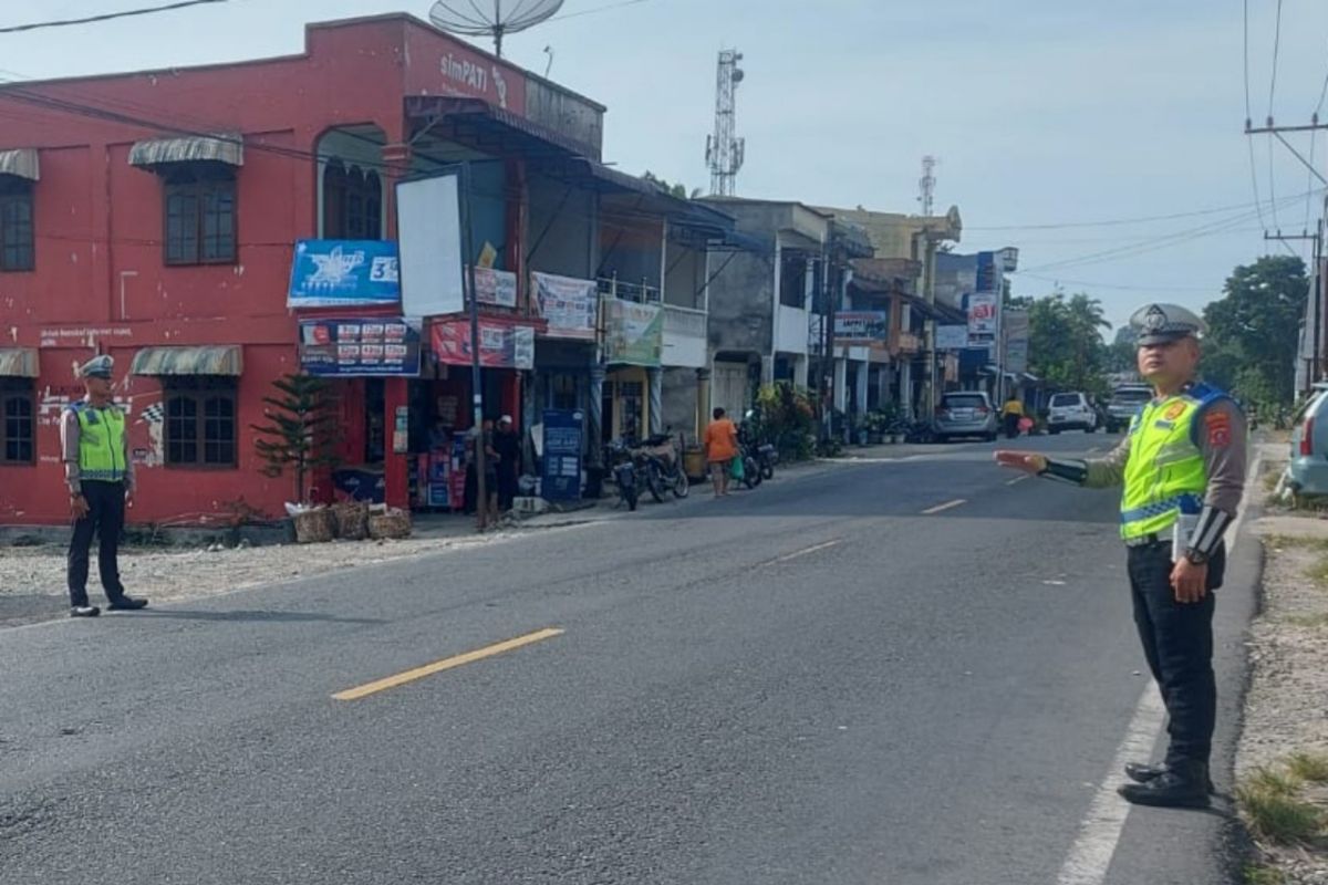 Polres Simalungun siaga di lintas Parapat amankan pengendara