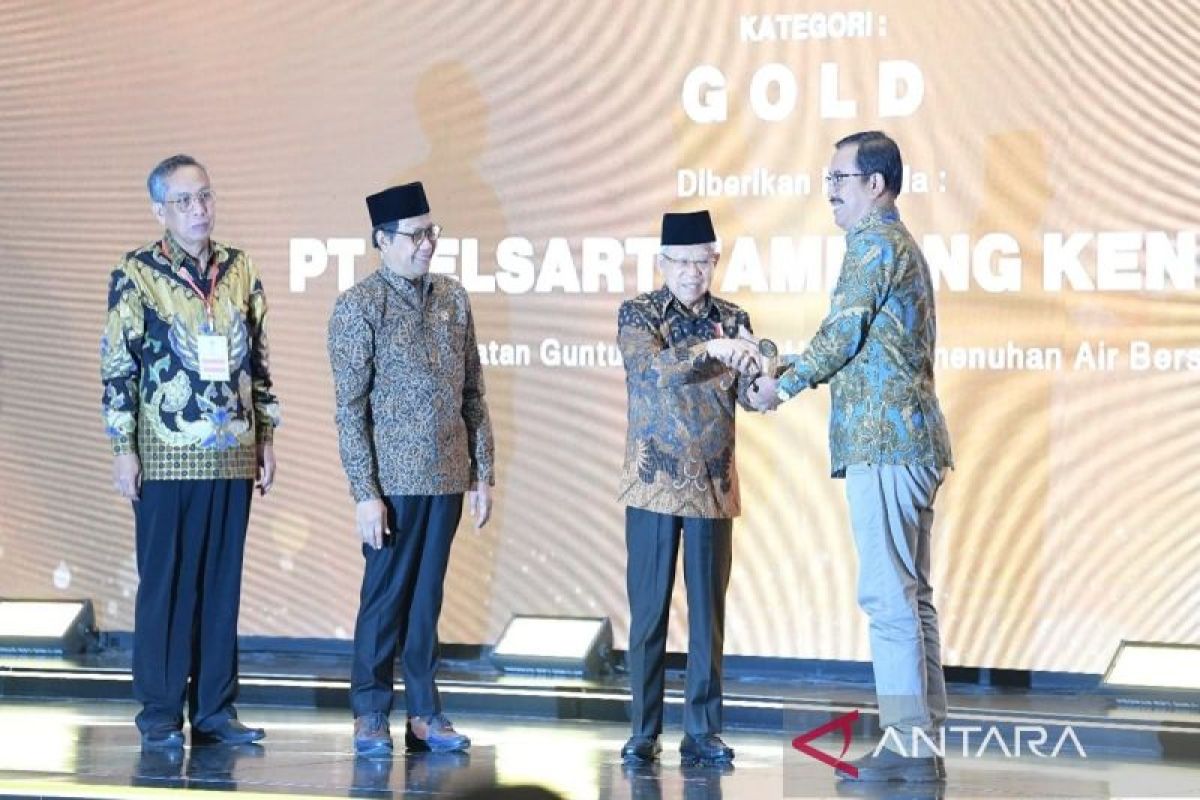 Vice President hands over gold category award to PT Pelsart