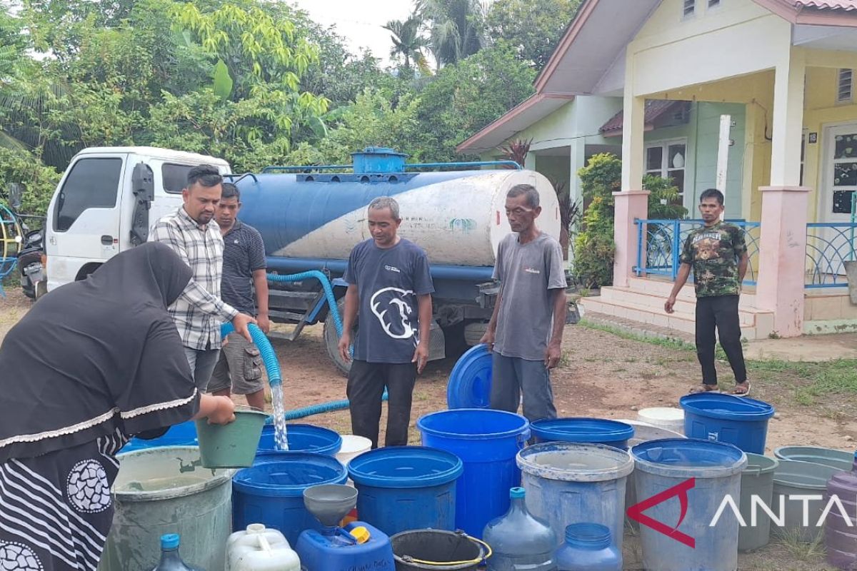 PDAM Tirta Mountala salurkan 96 ton air bersih di daerah krisis air