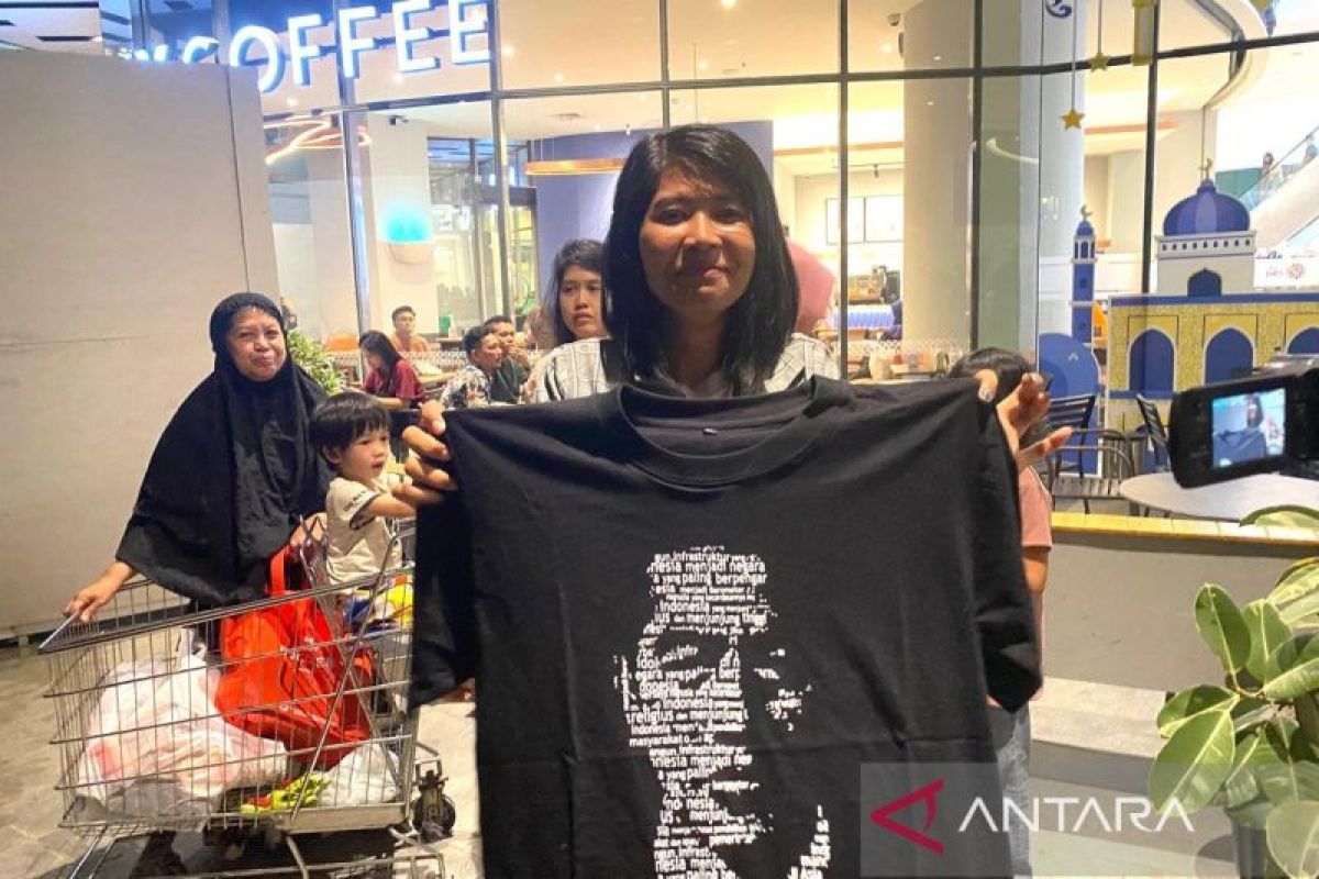 Presiden bagikan baju kaos kepada pengunjung Mall The Park Kendari