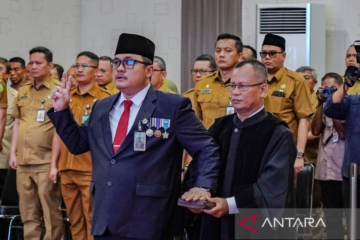 Lantik Topan sebagai Pj Sekda, Bobby minta ciptakan lingkungan yang kondusif