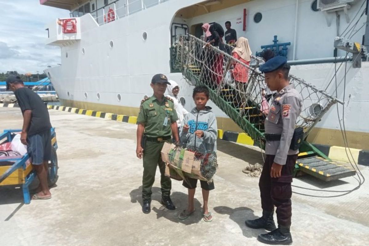 BKSDA  Maluku amankan satwa burung dari pemilik anak kecil di kapal