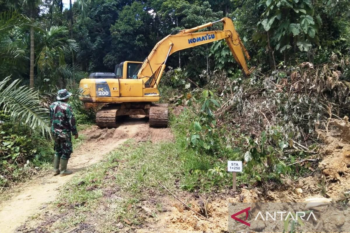 Pemkab-Kodim Nagan Raya buka jalan sepanjang 3.000 meter melalui TMMD