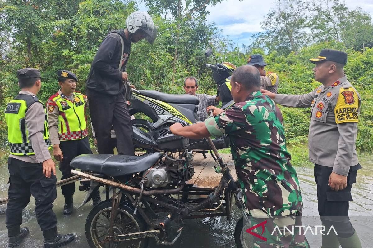 Polres Aceh Barat bantu warga terjebak genangan banjir