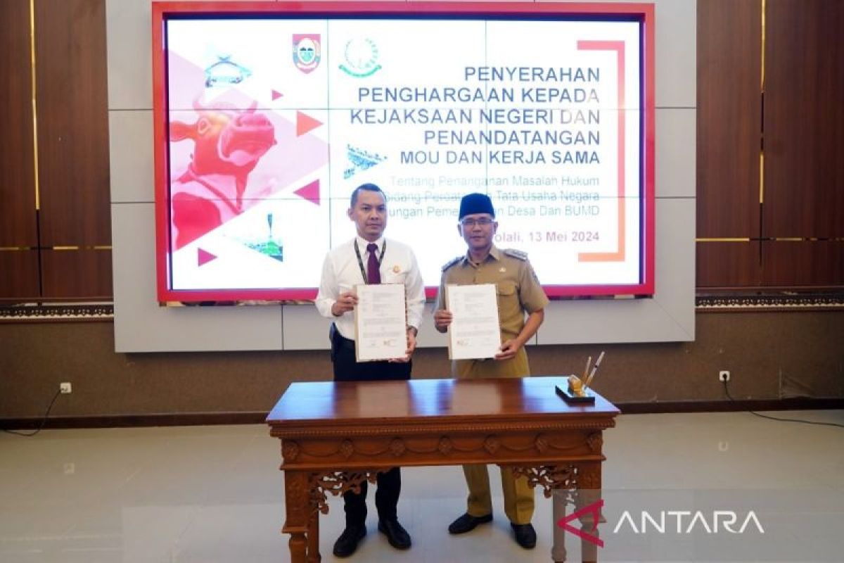 Pemkab  Boyolali serahkan penghargaan masalah hukum perdata pada Kejari