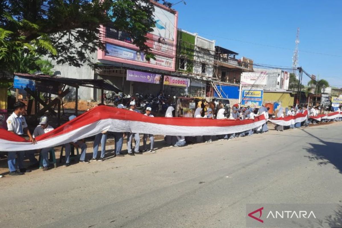 Ribuan siswa berjejer sambut kendaraan Presiden melintas di Kota Kendari