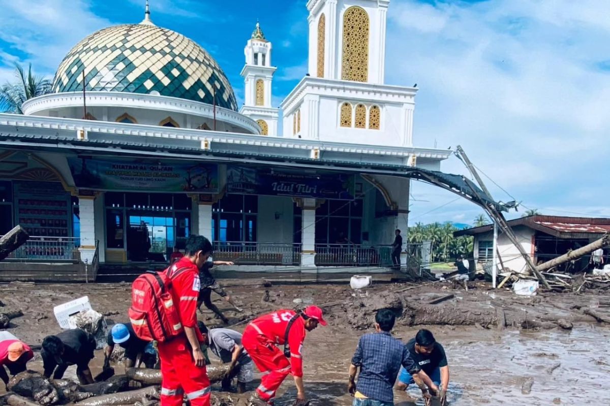 Marapi's cold lava flood: Red Cross distributes aid to victims