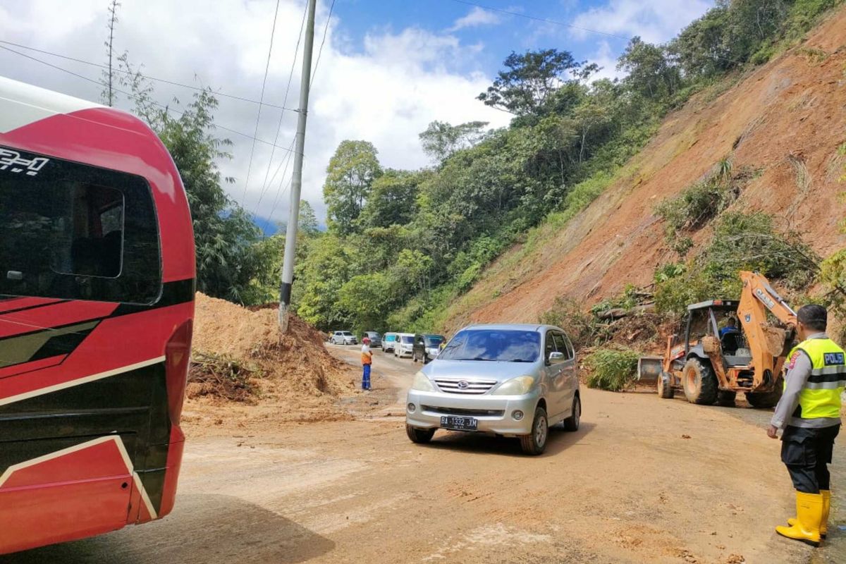 Jalan Padang-Bukittinggi via Malalak kembali bisa dilewati kendaraan