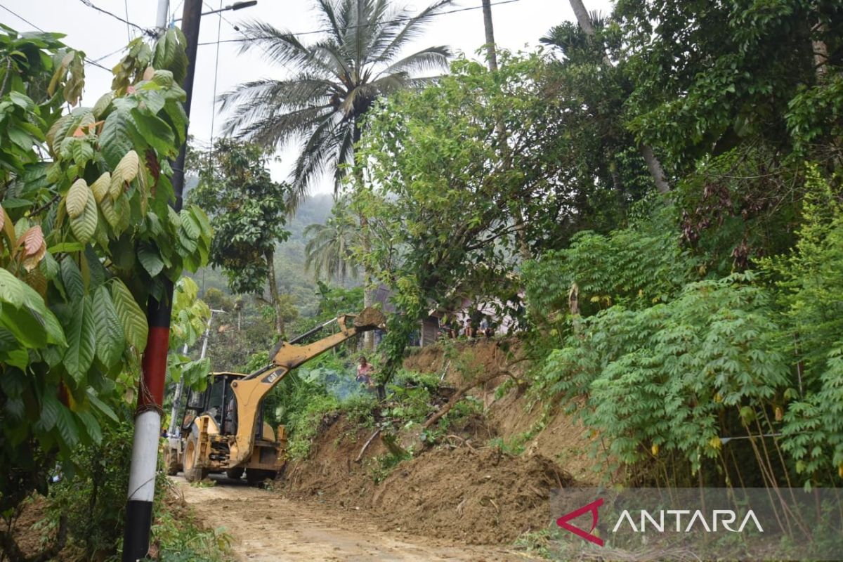 Pemkot Sawahlunto sewa alat berat untuk percepat buka akses jalan