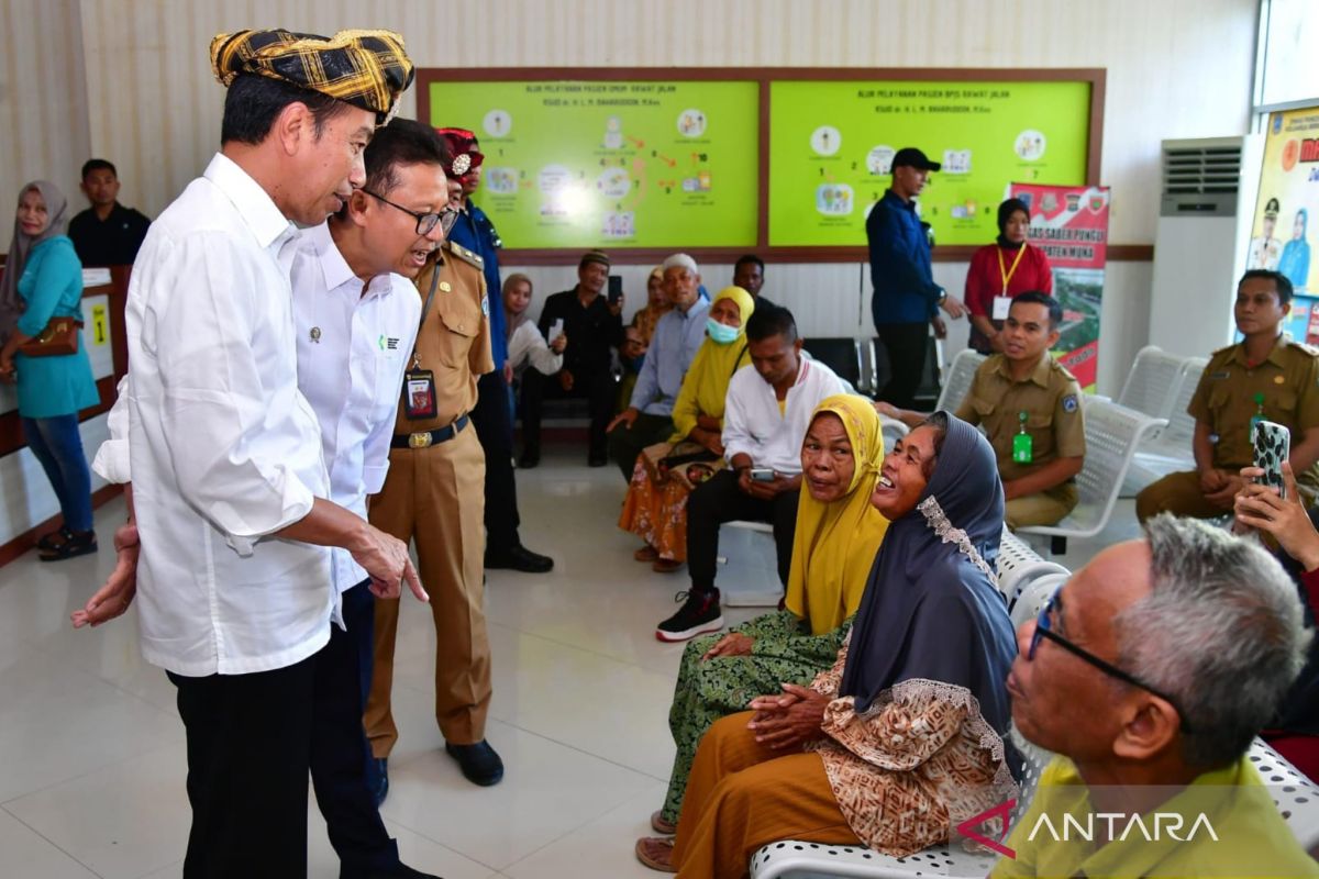 Jokowi meninjau pelayanan kesehatan RSUD di Muna
