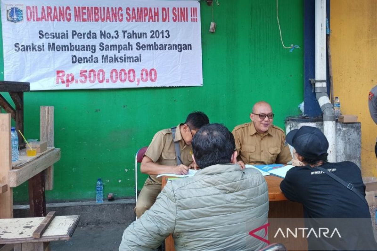 Jaksel tindak 159 warga pembuang sampah di Lokbin Pasar Minggu