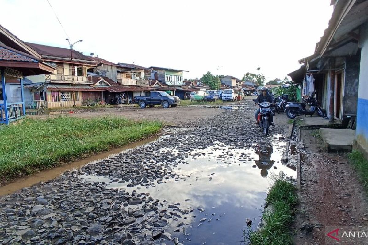 Warga mengeluhkan kondisi kumuh terminal Kota Putussibau Kapuas Hulu