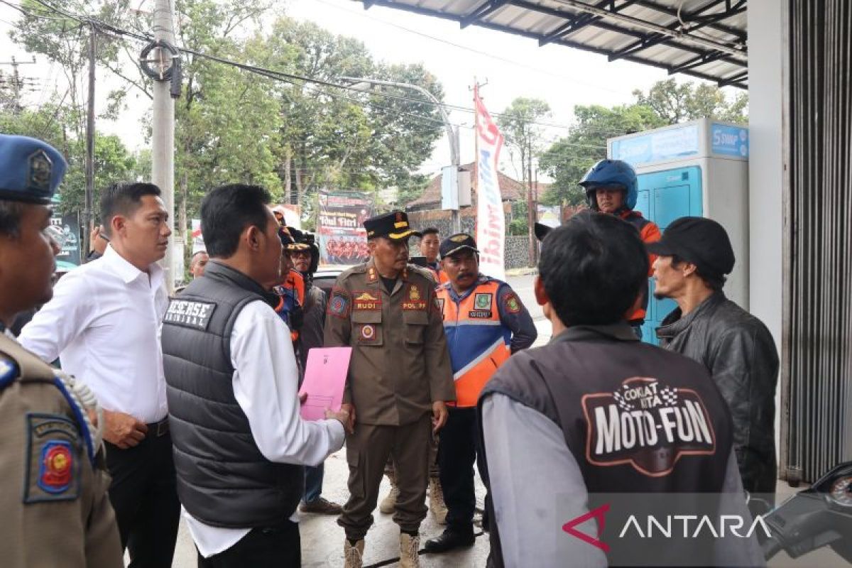 Petugas gabungan tangkap puluhan preman dan juru parkir liar di Kota Sukabumi