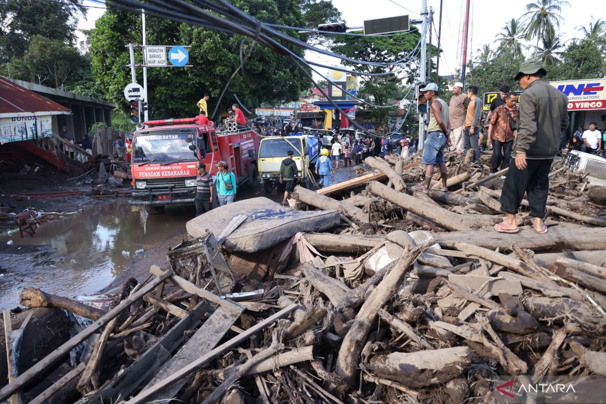 Puluhan korban banjir di Tanah Datar belum ditemukan