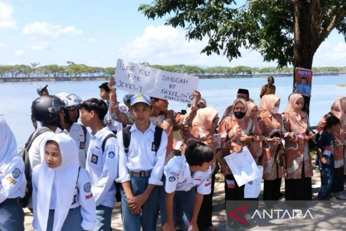 Ribuan pelajar histeris sambut kunjungan Presiden Jokowi di Muna dan Muna Barat