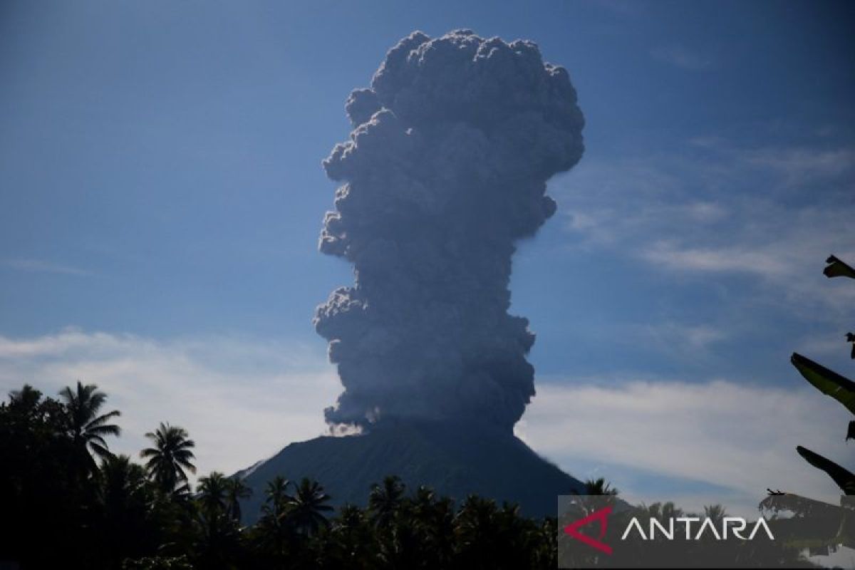 Gunung Ibu melontarkan abu vulkanik setinggi lima kilometer