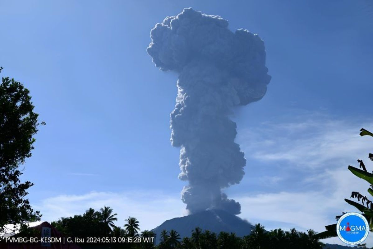 Gunung Ibu di Maluku Utara melontarkan abu vulkanik setinggi lima kilometer