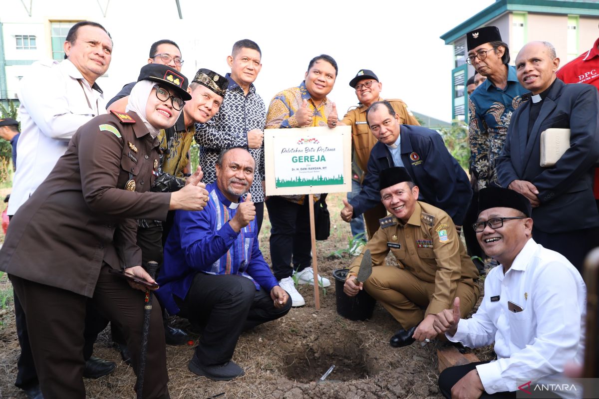 Pj Bupati Bekasi pimpin prosesi peletakan batu pertama taman religi