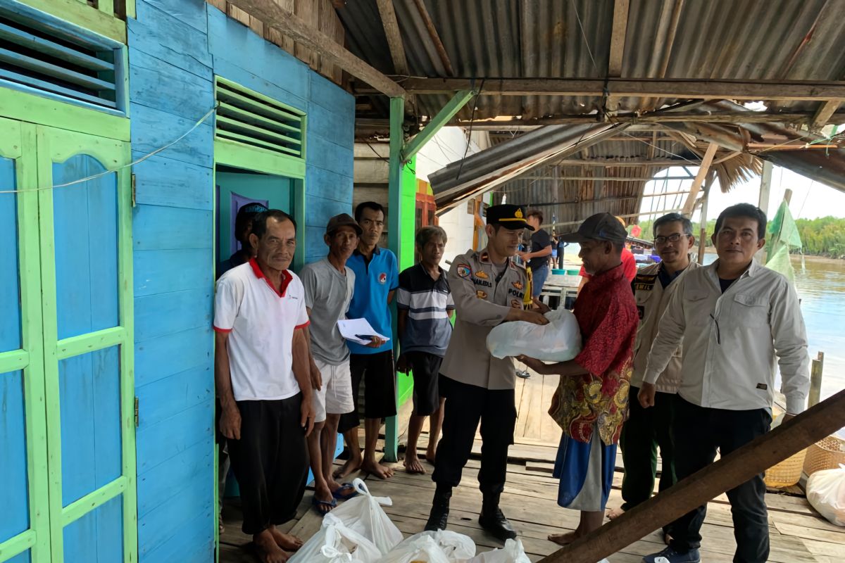 Polsek Kubu menyalurkan 40 paket sembako untuk korban puting beliung