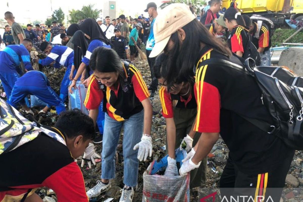Aksi bersih pantai Lantamal IX Ambon libatkan berbagai pihak