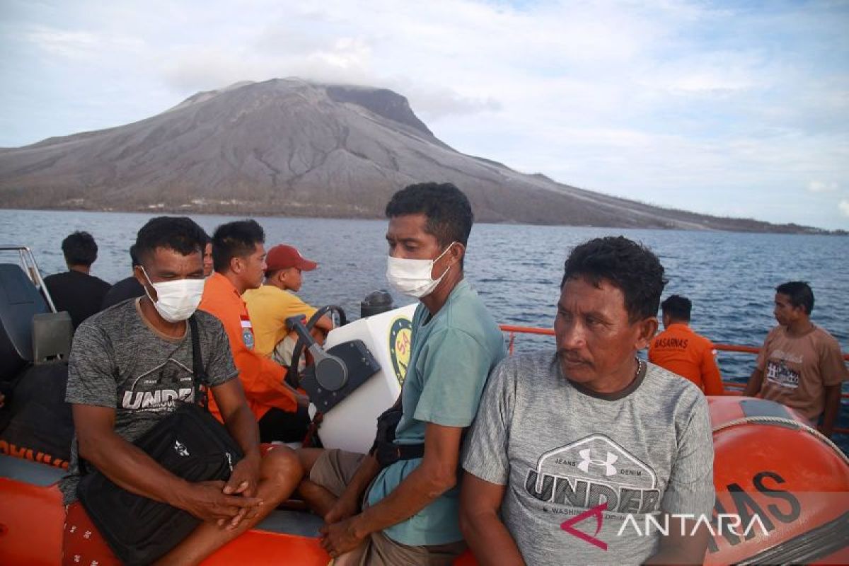 Kantor Berita ANTARA serahkan bantuan untuk korban erupsi Gunung Ruang