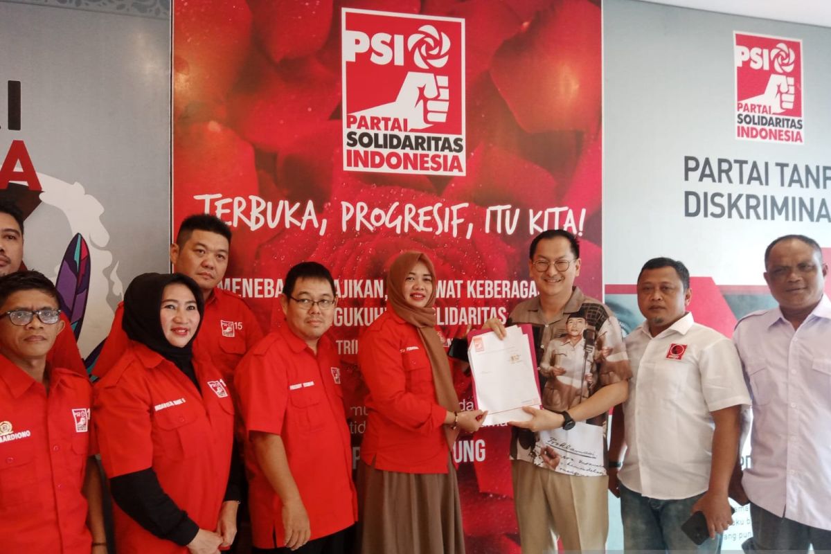 Isyak Meirobie serahkan formulir pendaftaran bacakada ke PSI Belitung