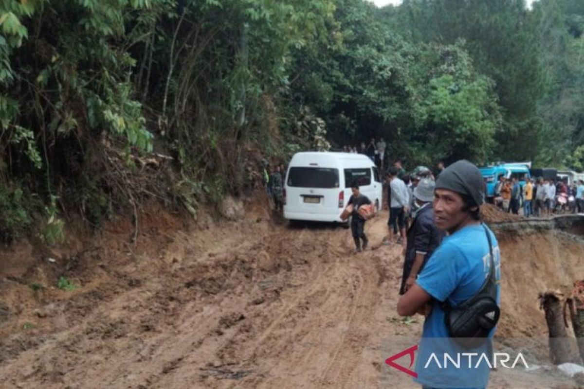 Meski masih rusak jalan lintas Padang-Solok Selatan sudah bisa dilalui