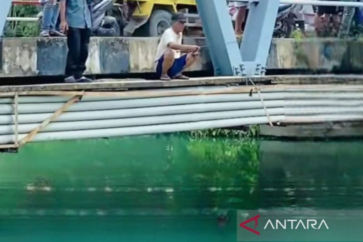 Warga Samarinda berburu ikan patin  di sungai yang berwarna hijau