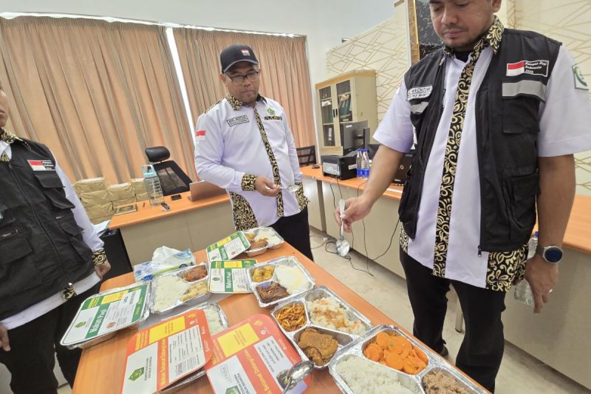 Jamaah calon haji disuguhi makanan khas Indonesia selama di tanah suci