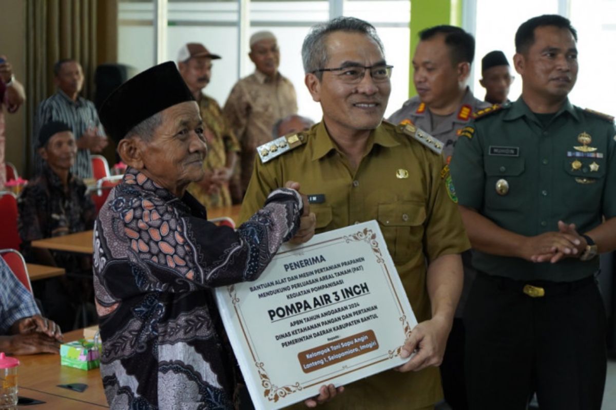 Bantul menyerahkan bantuan alsintan tingkatkan produktivitas pertanian