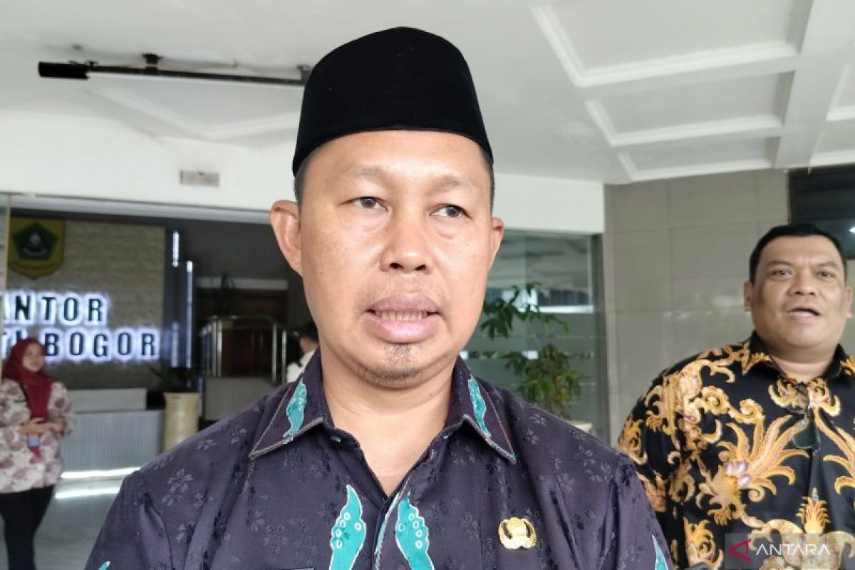 Pj Bupati Bogor melarang sekolah gelar 